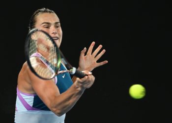 Sabalenka logra su primer grande tras remontar a Rybakina