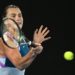 Sabalenka logra su primer grande tras remontar a Rybakina