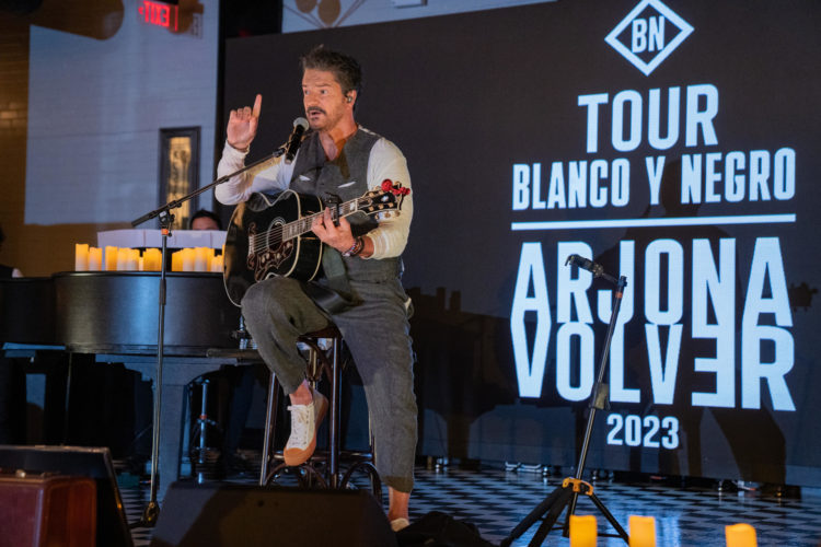 El cantautor guatemalteco Ricardo Arjona fue registrado este miércoles, 18 de enero, durante un encuentro con medios de comunicación, en un restaurante de Brooklyn, en Nueva York (NY, EE.UU.). EFE/Ángel Colmenares