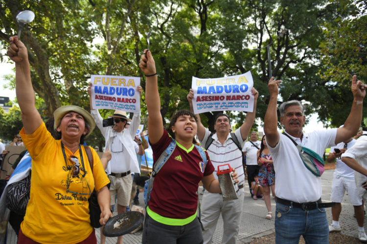 Venezolanos se manifiestan hoy contra la posible llegada a Argentina del presidente de Venezuela, Nicolás Maduro, en Buenos Aires (Argentina). EFE/Enrique García Medina