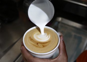 Un café con leche podría tener efectos antiinflamatorios, según un estudio