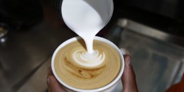 Un café con leche podría tener efectos antiinflamatorios, según un estudio