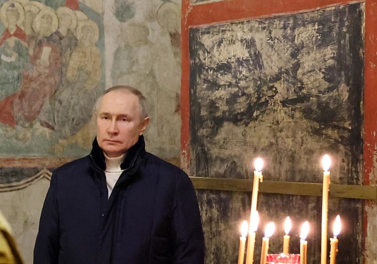 El presidente ruso, Vladímir Putin, asiste a un servicio de Navidad en la Catedral de la Anunciación en el Kremlin en Moscú, el 6 de enero de 2023. La iglesia ortodoxa rusa celebra la Navidad el 7 de enero según el calendario juliano. EFE/EPA/MIKHAEL KLIMENTYEV / SPUTNIK / KREMLIN POOL