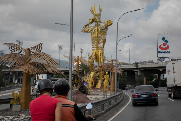 Fotografía de la escultura de Gran Cacique Guaicaipuro, en la principal autopista de la ciudad, el 12 de enero de 2023, en Caracas (Venezuela). EFE/ Rayner Peña R.