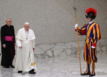 El papa pide eliminar «las raíces del odio» que causaron el Holocausto