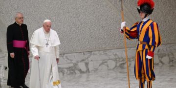 El papa pide eliminar «las raíces del odio» que causaron el Holocausto