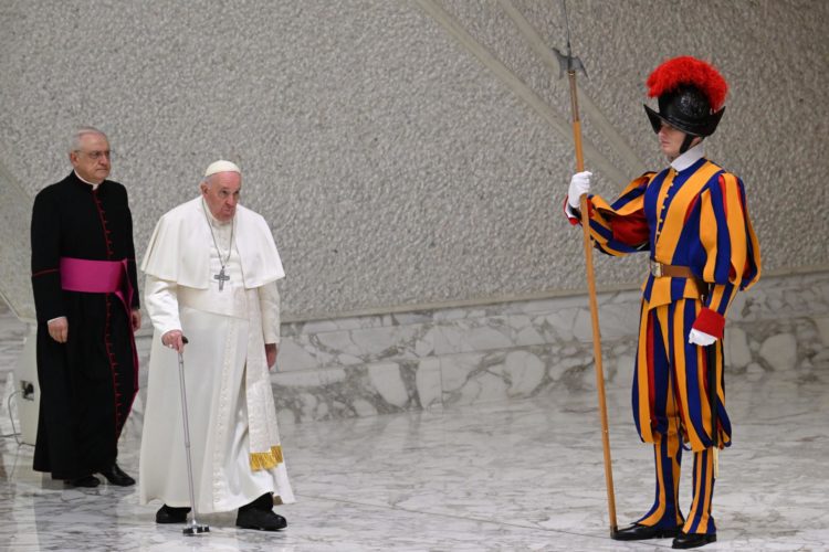 El papa Francisco a su llegada a la audiencia general de este 25 de enero en el Vaticano. EFE/EPA/CLAUDIO PERI
