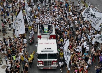 El cortejo fúnebre de Pelé conmueve a su paso por la casa de su madre