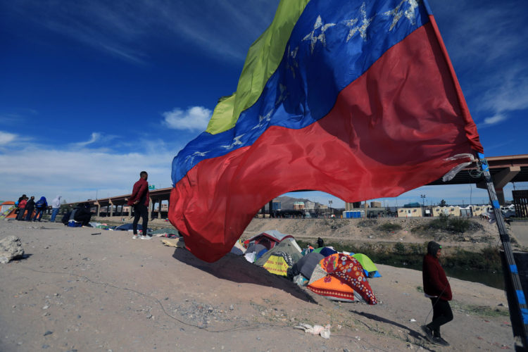 Fotografía de archivo de migrantes venezolanos que acampan a orillas del Río Bravo en Ciudad Juárez, estado de Chihuahua (México). EFE/ Luis Torres