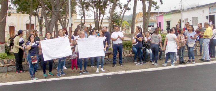 Los educadores que salieron a respaldar el paro convocado  en la plaza Bolívar de Betijoque.