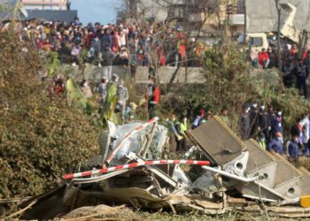 Los equipos de rescate hallan las cajas negras del avión siniestrado en Nepal