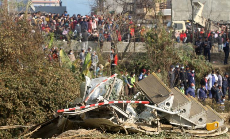 Restos en el lugar del accidente del avión ATR-72 que se estrelló este domingo en el centro de Nepal, con 72 personas a bordo, 68 pasajeros y 4 miembros de la tripulación. EFE/EPA/BIJAYA NEUPANE