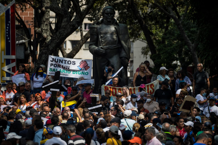Un grupo de personas toma parte en una manifestación por mejoras salariales, hoy, en Caracas (Venezuela). EFE/Miguel Gutiérrez
