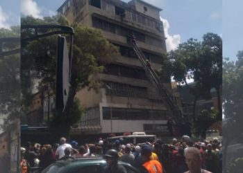 Rescataron a presunto delincuente en Caracas, intentó saltar al vacío desde un edificio