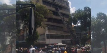 Rescataron a presunto delincuente en Caracas, intentó saltar al vacío desde un edificio