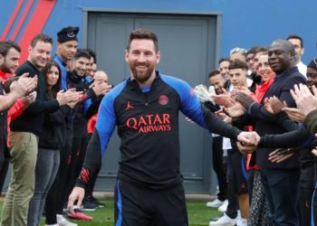 Messi está de vuelta a los entrenamientos con el PSG y fue bien recibido