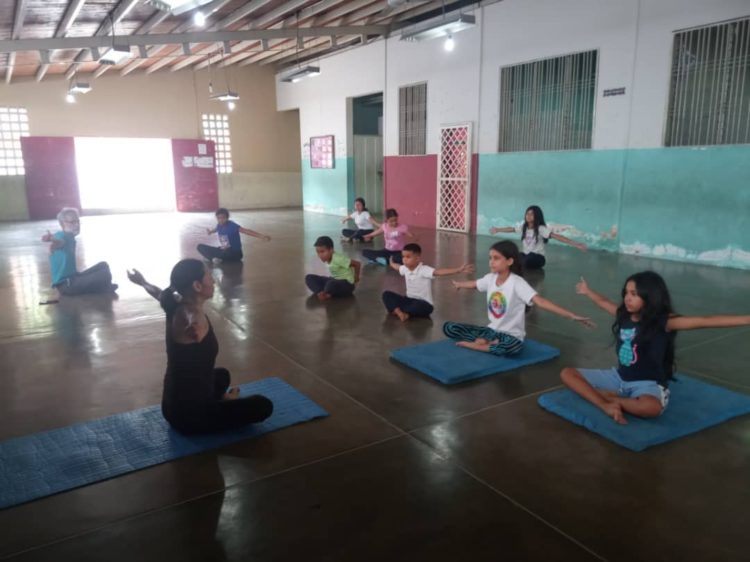 Niños, Niñas y Adolescente reciben clase de Yoga en la Comunidad del Milagro