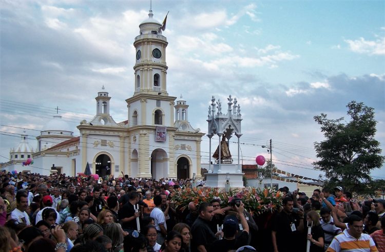 Inicio de la procesión de la imagen del niño Jesús por calles y avenidas del pueblo. Foto Luis Huz Ojeda.