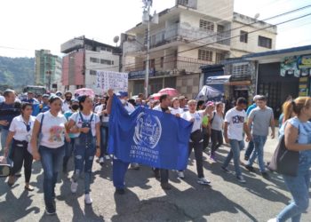 Por la dignidad, universitarios se mantienen en las calles