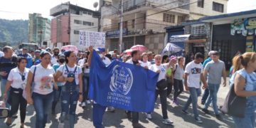 Por la dignidad, universitarios se mantienen en las calles
