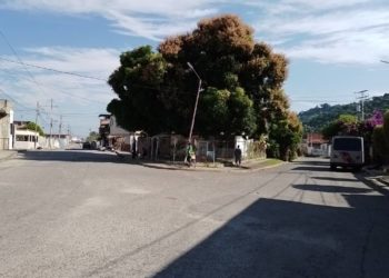 Habitantes de Los Manguitos exigen atención en los botes de agua y vialidad