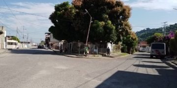 Habitantes de Los Manguitos exigen atención en los botes de agua y vialidad