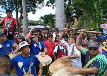Pampán retumba sus calles al son de San Benito en la Romería