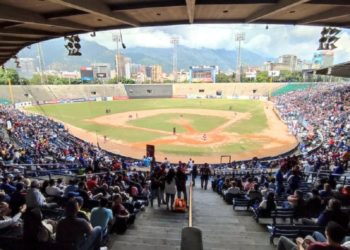 Retumba la samba guairista en el estadio Universitario de Caracas