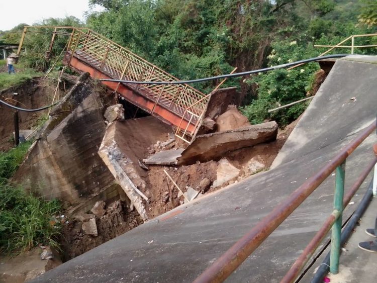 Se observa el desplome completo del puente que comunica a los sectores Pinto Salinas – Giraluna de la parroquia Motatán. (Foto cortesía Henry Pereira)