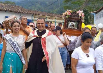 Zea recibe con alegría al Santo Niño de la Cuchilla en su bajada