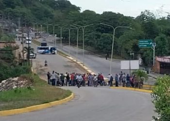 Protestan en la E/S Las Pulgas por falta de gasolina
