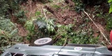 Unidad del Ejército de volcó en San Luis Parte Alta