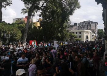 Con la consigna “Ministra te invito a vivir con mi sueldito” marcharon docentes en Mérida