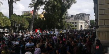 Con la consigna “Ministra te invito a vivir con mi sueldito” marcharon docentes en Mérida