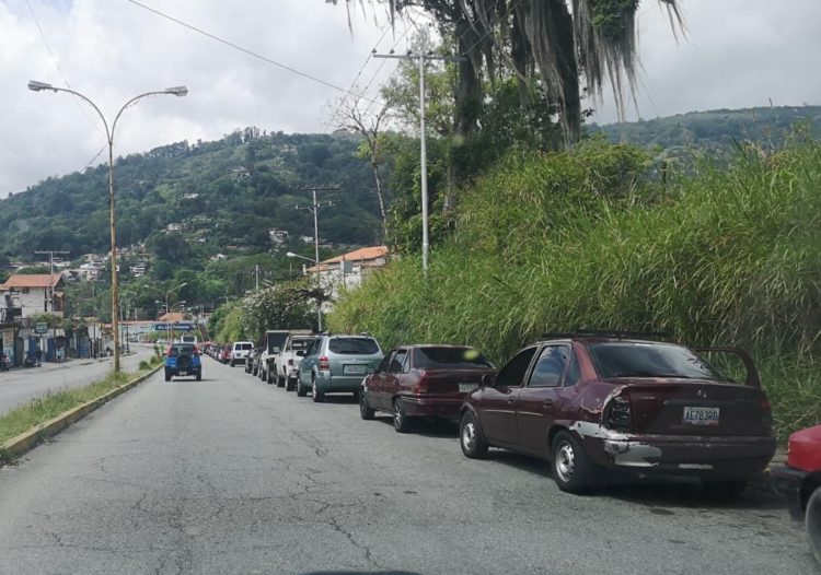 Colas por combustible continúan en Mérida. Foto de Yanara Vivas