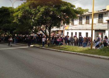 Docentes protestan en la avenida Las Américas de Mérida exigiendo salarios justos