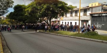 Docentes protestan en la avenida Las Américas de Mérida exigiendo salarios justos