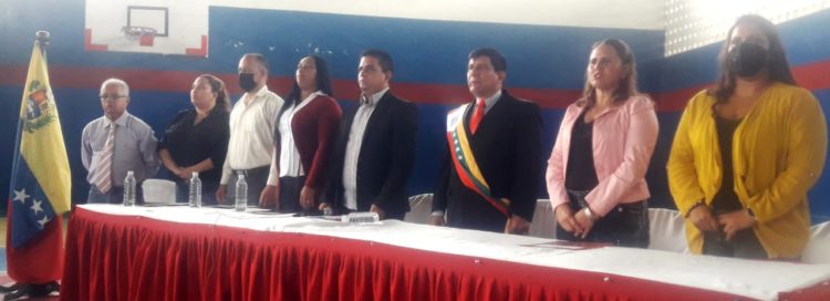 Miembros de la Cámara Municipal, presidida por Juan Carlos Godoy, Alcalde Wilsson Marín Leal y la Contralora Municipal.