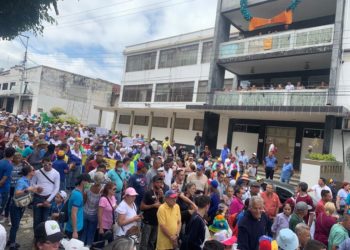 Gremios asisten a una nueva convocatoria y marchan por salarios dignos en Valera