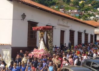¡Salve Reina!: En hombros de su pueblo la Virgen de la Paz bendice a Trujillo