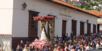 ¡Salve Reina!: En hombros de su pueblo la Virgen de la Paz bendice a Trujillo