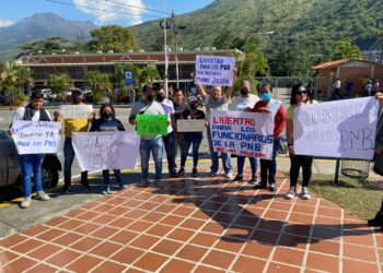 Familiares de los PNB exigen su liberación en las afueras del Circuito Judicial de Trujillo
