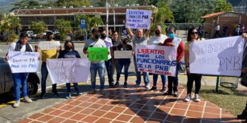 Familiares de los PNB exigen su liberación en las afueras del Circuito Judicial de Trujillo