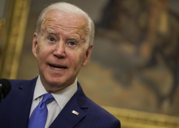 Biden dice que hablará con Zelenski tras descartar el envío de aviones F-16