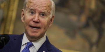 Biden dice que hablará con Zelenski tras descartar el envío de aviones F-16