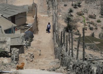 El derrumbe anunciado del muro que separa a ricos y pobres en Lima