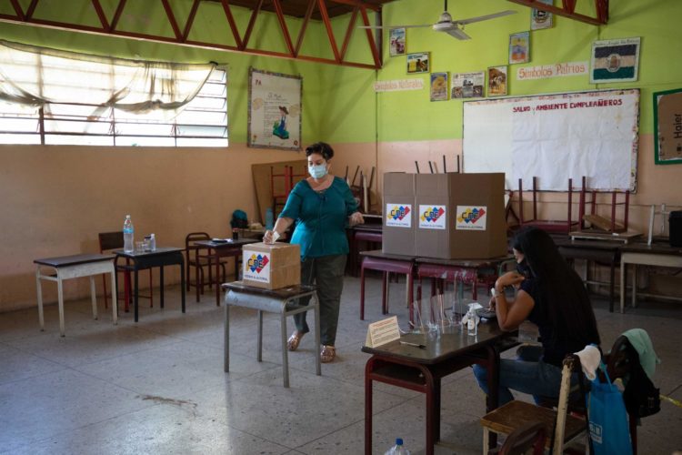 Una persona voto en una caja en un centro de votación en unas elecciones venezolanas, en una fotografía de archivo. EFE/Rayner Peña R