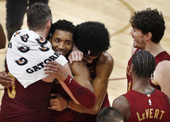 Donovan Mitchell, una noche de récord; Klay Thompson lanza a los Warriors