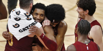 Donovan Mitchell, una noche de récord; Klay Thompson lanza a los Warriors