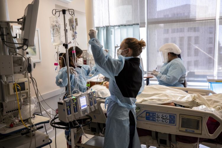 Enfermeras atienden a un paciente de covid-19 en la UCI del Hospital Sharp Grossmont de La Mesa, en California (EE. UU.), el 11 de enero de 2022. EFE/EPA/ETIENNE LAURENT